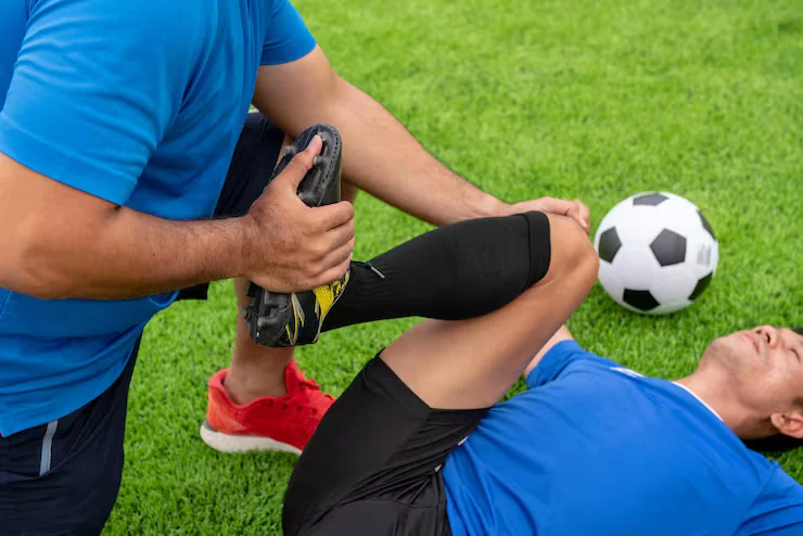 Futbolista recibiendo tratamiento de fisioterapia